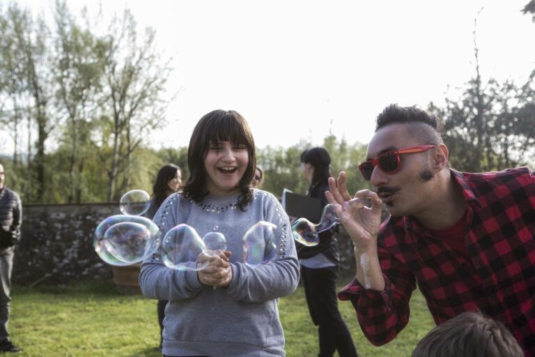 FAST Italia - Fondazione Sindrome di Angelman - Martina e bolle di sapone